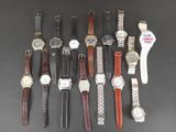un grand nombre de montres posées sur une table