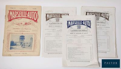 Trois livres sont posés sur une table blanche ; l'un d'eux a une couverture bleue et rouge.