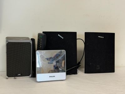 trois haut-parleurs et une enceinte posés sur une table