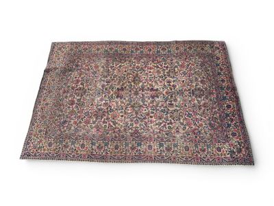 un tapis persan antique sur fond blanc
