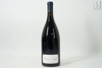une bouteille de vin posée sur une table