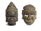 paire de masques en bois sculptés sur fond blanc, avec un fond blanc