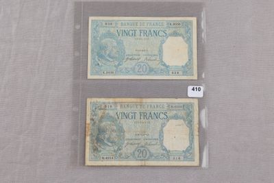 deux billets de banque posés sur une table