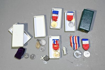 de nombreuses médailles et autres objets posés sur la table