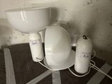 un lavabo blanc et des toilettes blanches dans une salle de bains