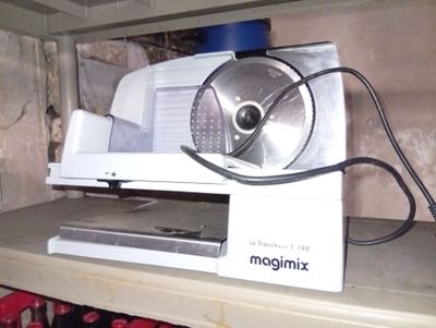 a machine that is sitting on top of a shelf