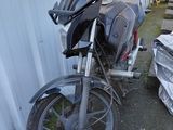 une moto garée à côté d'un immeuble