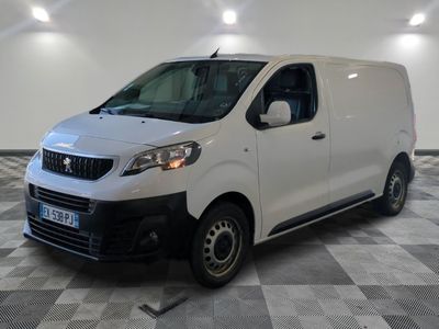 la photo d'une camionnette blanche sur un sol en damier