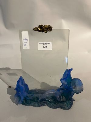 une sculpture en verre représentant un poisson, exposée sur une table