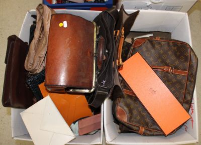 Lot d'accessoires de mode contenus dans 2 cartons dont une c… - Photo 1