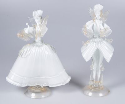 une paire de figurines en verre représentant une femme en robe blanche et un homme au chapeau blanc