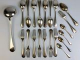 beaucoup de cuillères et de fourchettes en argent sur la table