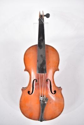 un vieux violon posé sur une surface blanche