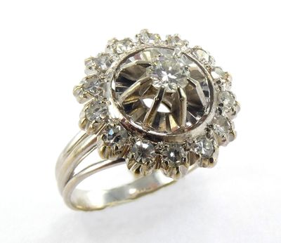 une image d'une bague en diamant sur fond blanc