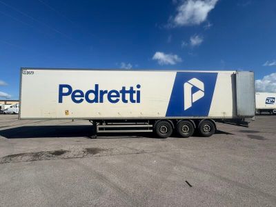 un camion semi-remorque garé dans un parking