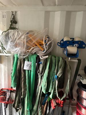 de nombreux types de cordons suspendus au mur
