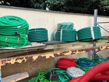 de nombreux tuyaux de différentes couleurs sur une étagère près d'un mur