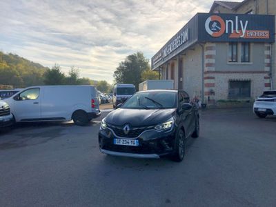 La voiture est garée sur le parking situé à l'extérieur du bâtiment.