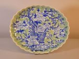 une assiette bleue et blanche sur laquelle est représenté un arbre