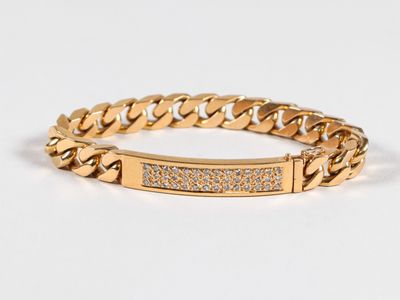 un bracelet en or orné d'une barre sertie de diamants