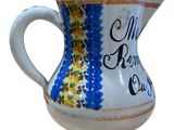 un vase blanc et bleu orné d'un motif jaune et bleu