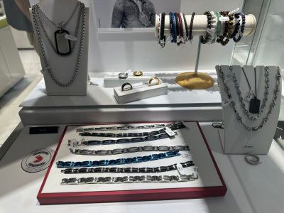 une collection de bijoux exposée dans une vitrine