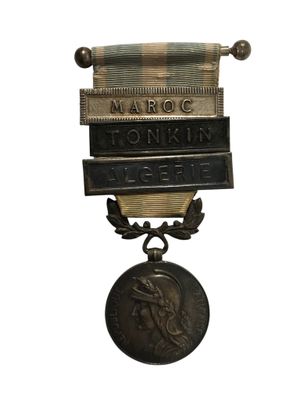 une image d'une médaille entourée d'un ruban sur fond blanc