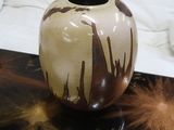un vase posé sur une table dans un salon