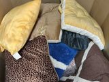 une boîte en carton remplie d'oreillers et de couvertures