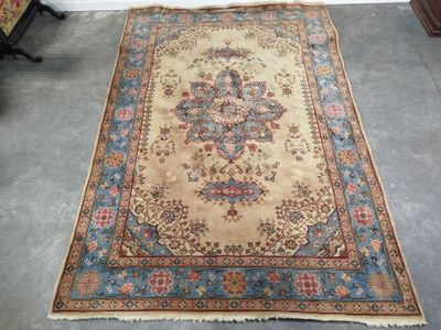 Tapis oriental en laine à décor persan de grand médaillon po…