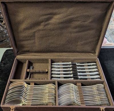 un coffret en bois contenant de l'argenterie sur une table
