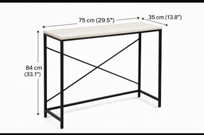 la hauteur d'une table avec un plateau en bois et un piètement en métal