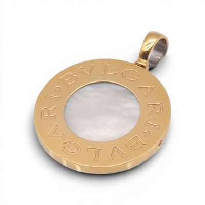 une photo d'un pendentif plaqué or sur lequel figure un message