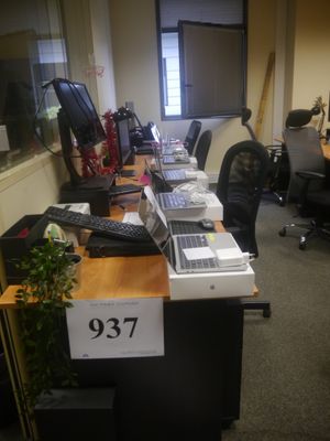 un bureau sur lequel se trouvent de nombreux équipements informatiques
