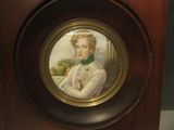 une photo d'un tableau représentant une femme en robe blanche