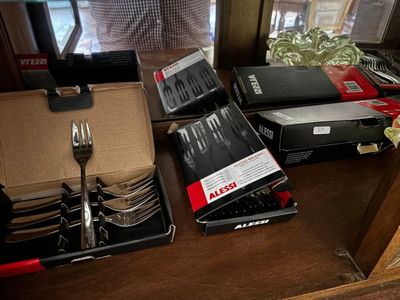 ALESSI Suite de huit fourchettes et un couvert de service en…