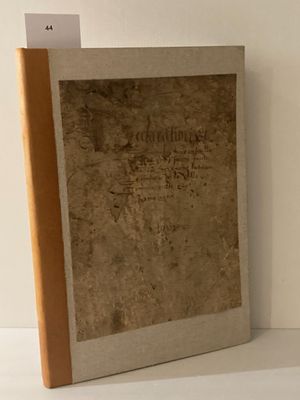 une photo d'un livre posé sur une table