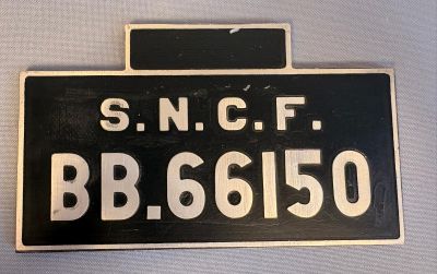 un panneau en noir et blanc sur lequel est inscrit « SNCF BB 66150 »