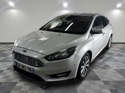 la voiture argentée est garée sur un sol en damier dans le garage