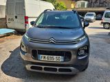 une petite voiture garée dans un parking