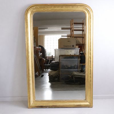 un miroir posé sur le sol d'une pièce