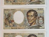 trois feuilles de papier sur lesquelles figurent les portraits d'un homme et d'une femme