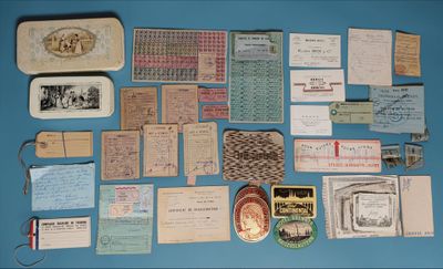 beaucoup de vieux papiers et d'autres objets sur la table