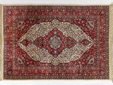 un tapis rouge orné d'un médaillon