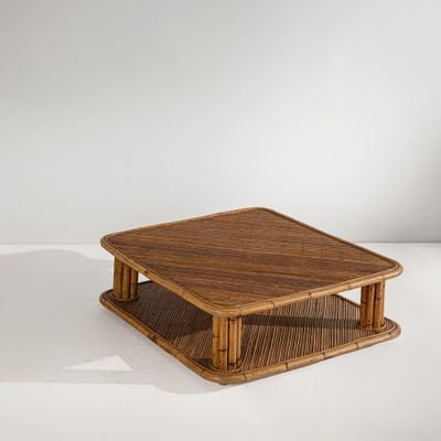 une photo d'une table basse carrée en bois avec un plateau tressé