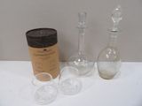 Des bouteilles et des verres sont posés sur une table à côté d'une tasse.