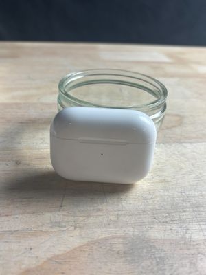 un bocal en verre contenant un petit objet blanc