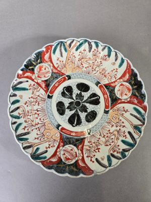 une image représentant une assiette ornée d'un motif floral