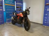 une moto garée dans un showroom