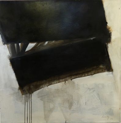 une image représentant un tableau en noir et blanc accroché à un mur blanc